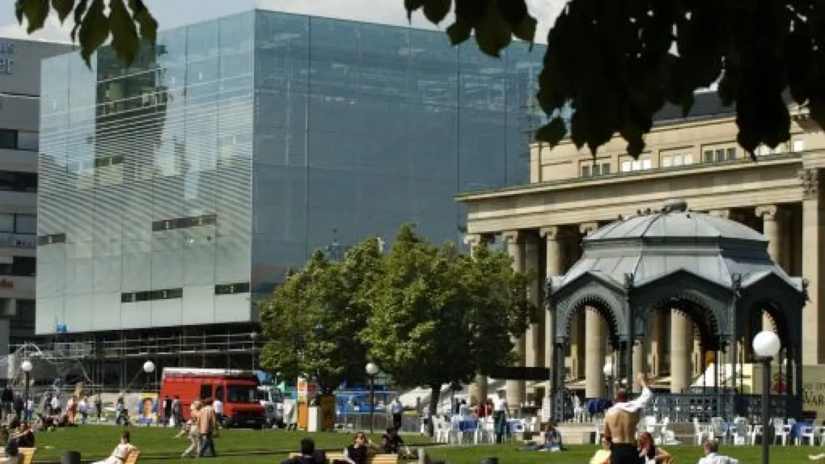 Als futuristischer Glasbau wirkt am Dienstag (18.05.2004) das neue Kunstmuseum der Stadt Stuttgart neben dem Königsbau. Das Museum plant nach seiner Eröffnung im Oktober dieses Jahres jährlich drei bis vier große Sonderausstellungen. Mit dem rund 67 Millionen teuren Neubau am Kleinen Schlossplatz der Landeshauptstadt wird die städtische Sammlung mit einem Bestand von rund 15 000 modernen und zeitgenössischen Bildern von Oktober an unter einem neuen Dach angesiedelt sein. Foto: Norbert Försterling dpa/lsw
