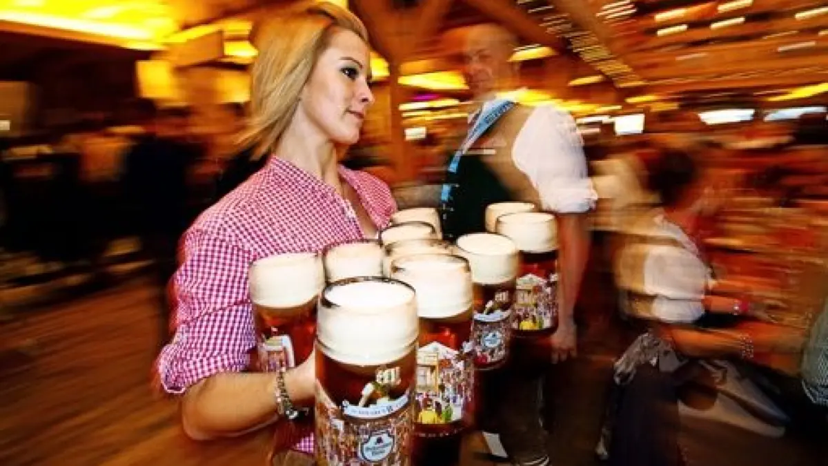ARCHIV - Eine Frau trägt am 28.09.2012 in einem Bierzelt auf dem Cannstatter Wasen in Stuttgart (Baden-Württemberg) zehn Bierkrüge in den Händen. Foto: Marijan Murat/dpa (zu lsw Listicle 170. Cannstatter Volksfest vom 20.09.2015) +++(c) dpa - Bildfunk+++