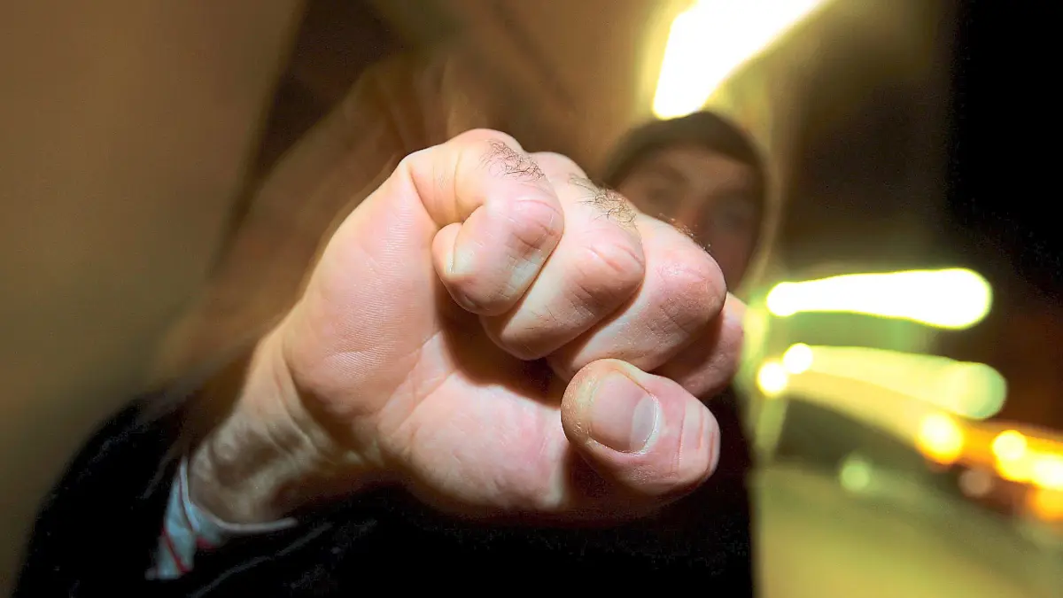 Nach dem Übergriff auf zwei Jugendliche sucht die Polizei nach den Tätern. (Symbolbild).