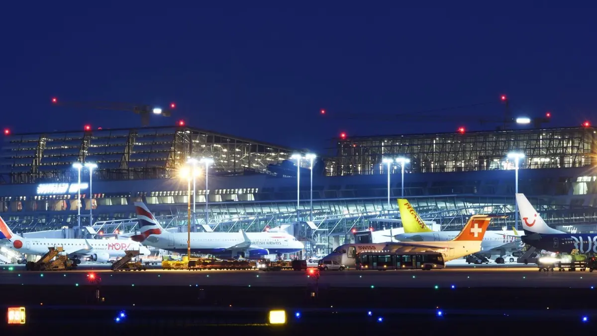ARCHIV - 21.03.2016, Baden-Württemberg, Stuttgart: Mehrere Passagierflugzeuge stehen zur Blauen Stunde vor dem Flughafen. (zu dpa: «Bilanz Flughafen Stuttgart GmbH» vom 11.04.2018) Foto: Felix Kästle/dpa +++ dpa-Bildfunk +++