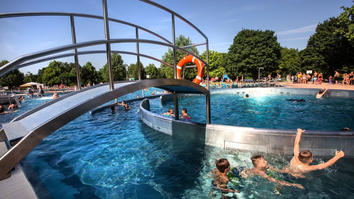Großer Andrang im Freibad Nürtingen. Foto: Badegäste an der Kasse, No Model Release.