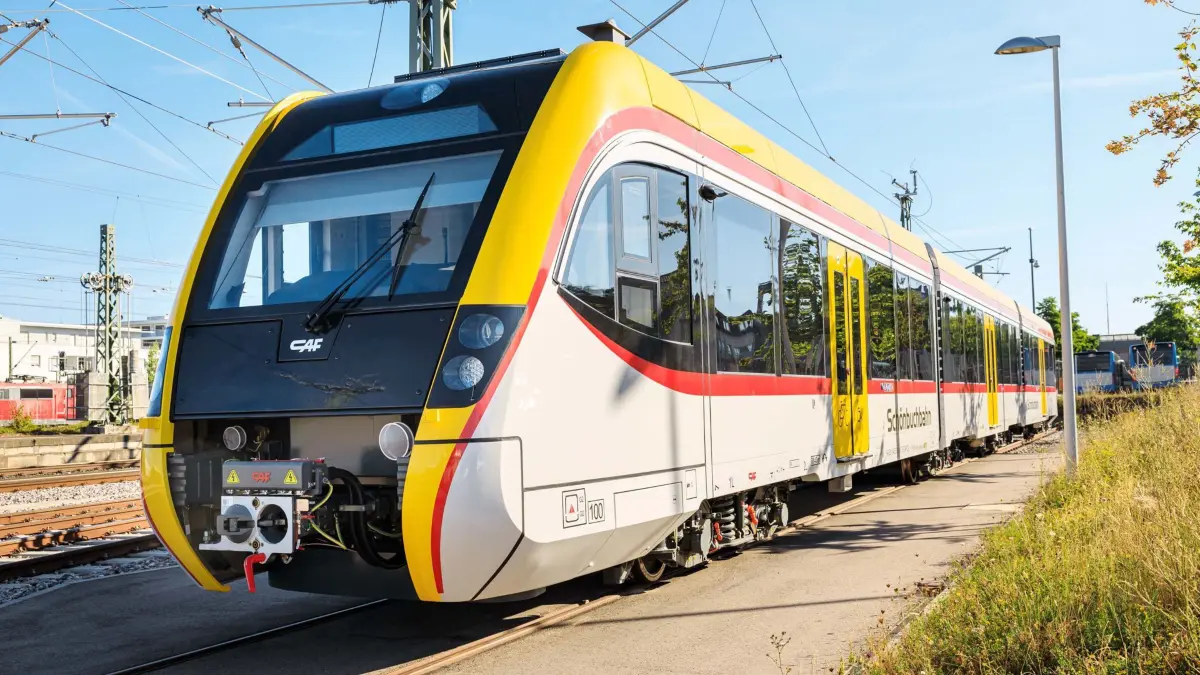 Böblingen, Betriebsbahnhof, die neuen E-Loks der Schönbuchbahn haben anscheinend technische Probleme, sie stehen auf dem Gelände des Bahnhofs und in der Halle.