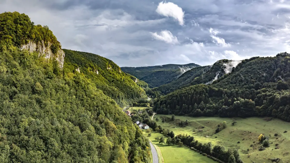 Die Hügel der Schwäbische Alb bei Bad Urach. // 18.09.2022: Europa, Deutschland, Baden-Württemberg, Bad Urach. *** The hills of the Swabian Alb near Bad Urach 18 09 2022 Europe, Germany, Baden Württemberg, Bad Urach