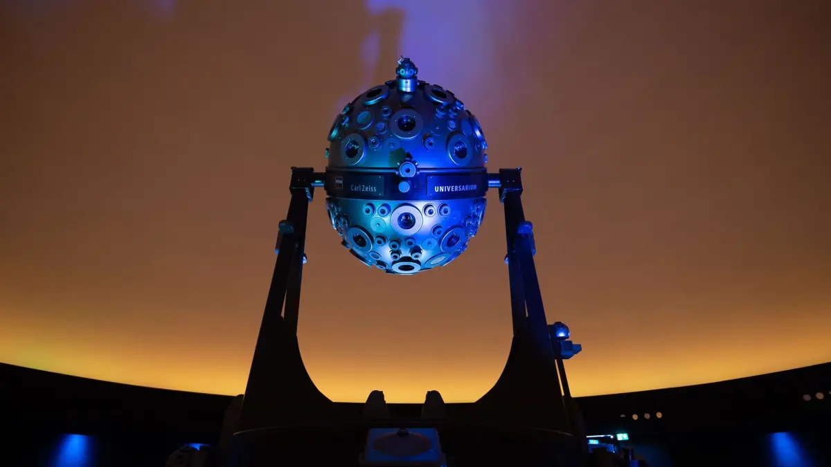 AnlŠsslich des Kepler JubilŠums zeigt das Planetarium Stuttgart eine Sonderschau zu dem Mathematiker und Physiker.
Im Bild der Leiter Dr. Uwe Lemmer.