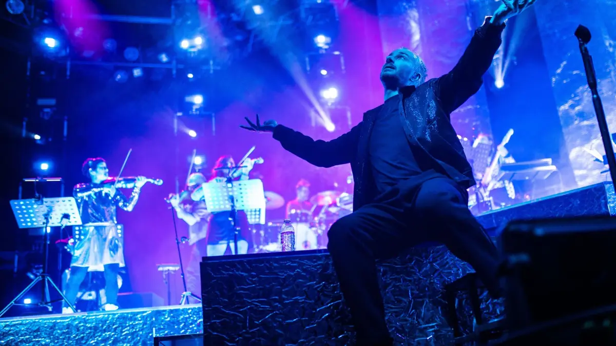21.01.2023, Stuttgart: Jan Böhmermann spielt zusammen mit dem Rundfunk-Tanzorchester Ehrenfeld ein Konzert in der Porsche-Arena. Das Konzert ist Teil seiner „Ehrenfeld Intergalactic Tour“. Foto: Lichtgut/Christoph Schmidt