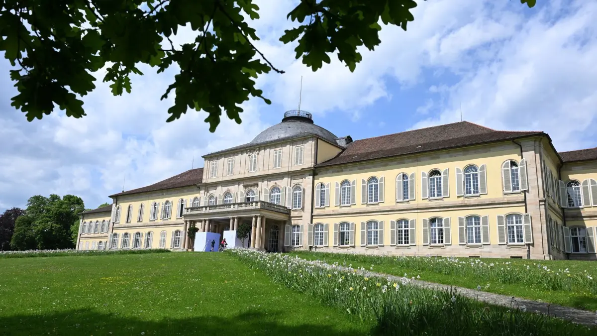12.05.2022, Baden-Württemberg, Stuttgart: Das Schloss Hohenheim bei Stuttgart, in dem die Universität Hohenheim untergebracht ist. Am Freitag 13. Mai Treffen sich die G7 Agrarminister mit ihrem Kollegen aus der Ukraine in Schloss Hohenheim. Foto: Bernd Weißbrod/dpa +++ dpa-Bildfunk +++