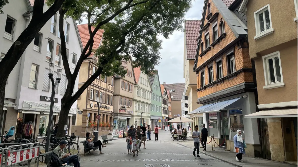 Die Marktstraße führt durch die Altstadt von Bad Cannstatt.