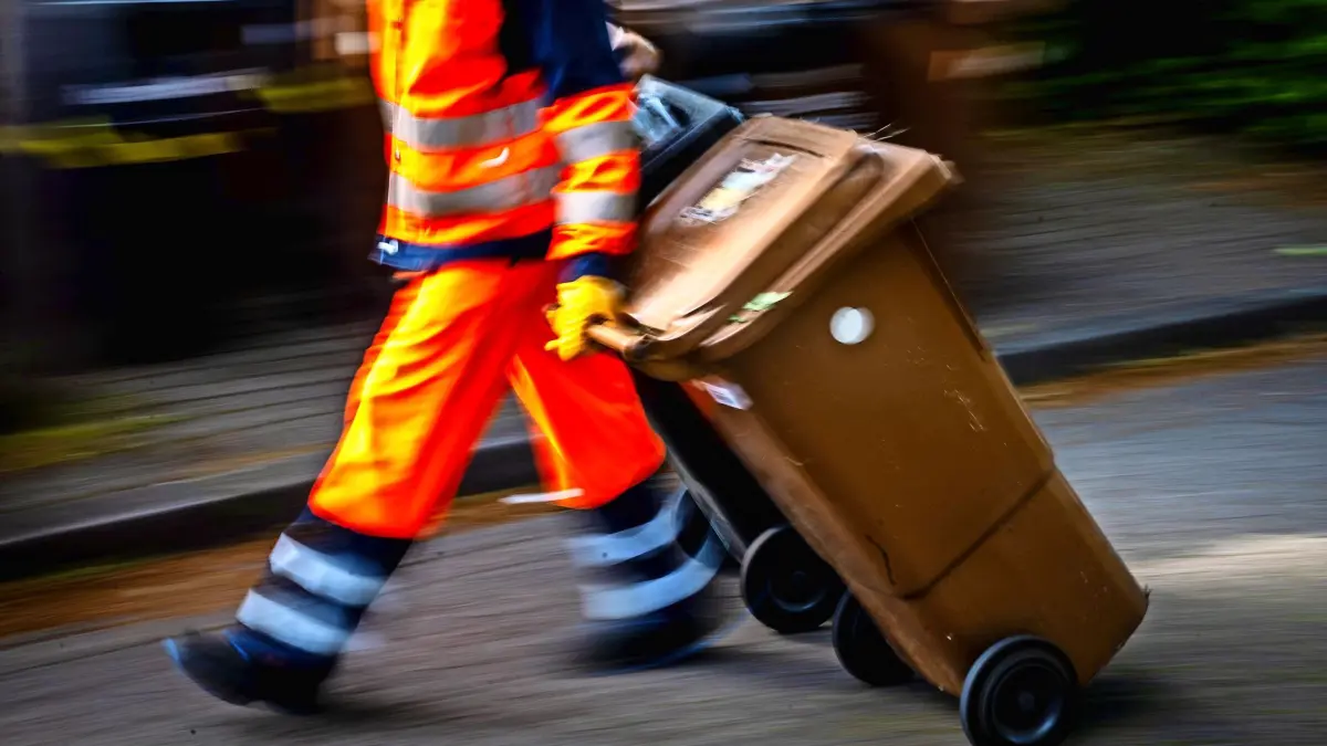02.06.2023, Bremen: Restmüll und Biomüll wird von der Bremer Müllabfuhr abgeholt. (Zu dpa Berichterstattung "Statistisches Bundesamt zu Abfallaufkommen in Deutschland im Jahr 2021") Foto: Sina Schuldt/dpa +++ dpa-Bildfunk +++