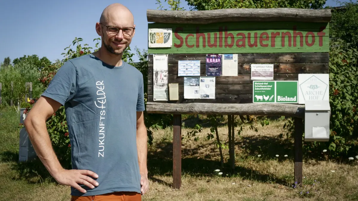 Konrtal Münchingen - Sommerserie 2023 : Auf dem Schulbauernhof in Korntal, eine fast einzigartige Einrichtung, können Spaziergänger einen Halt machen, um die Tiere auf der Weide zu besichtigen, im Freien beim Melken der Ziegen zuzugucken oder Hofprodukte zu kaufen. Der Besuch lässt sich wunderbar mit einem Spaziergang auf den Grünen Heiner verbinden. Im Bild: Leiter Florian Aufrecht