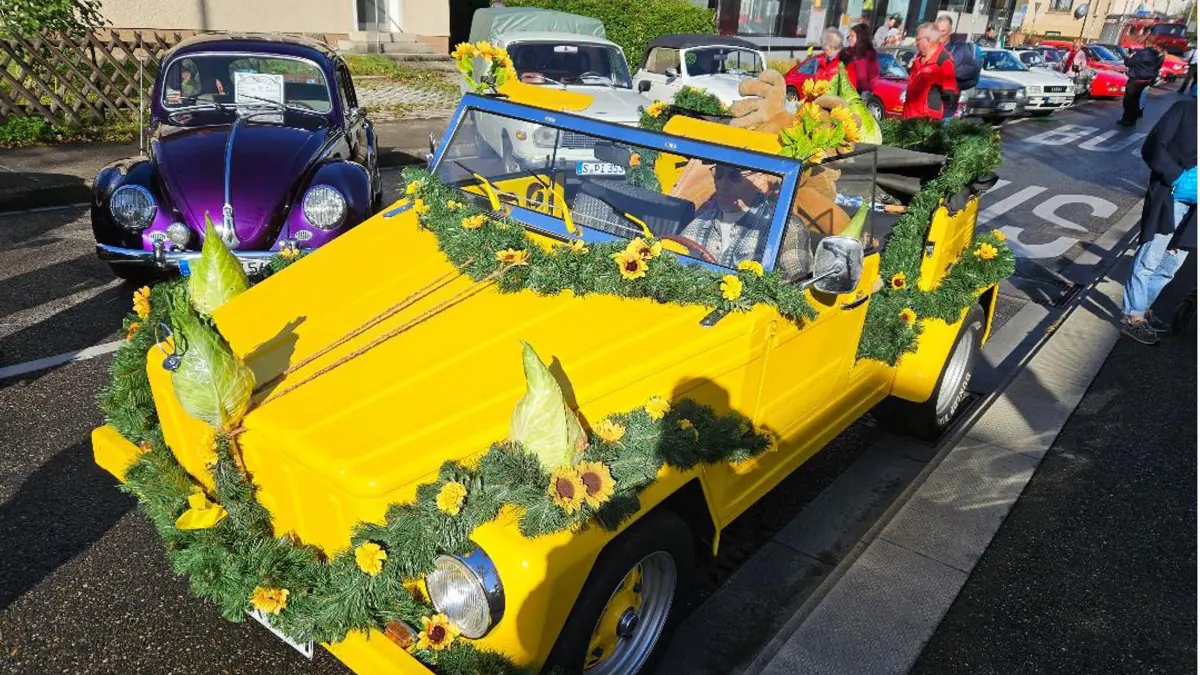 Leinfelden-Echterdingen die 18.Spitzkraut Classics die Tour ging ca. 4 Kilometer duch die Stadt Tour. Juergen Burghard Bartweltmeister machte das Treffen. Gut 300 Oldtimer waren dabei. Foto Andreas Rosar Fotoagentur-Stuttgart 15.10.2023