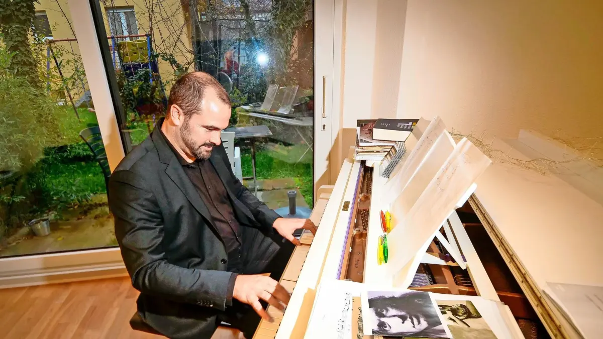 Leonberg - Der Leonberger Pfarrer Dennis Müller setzt nicht nur auf das Wort Gottes, sondern auch auf die Kraft der Musik. Er ist begeisterter Jazz-Pianist
