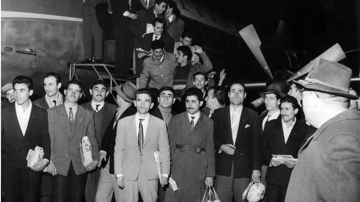 ARCHIV - 55 türkische Gastarbeiter kommen am 27.11.1961 auf dem Flughafen in Düsseldorf an. Sie sind die ersten von 400 Bergleuten aus der Türkei, die sich für ein Jahr Arbeit in Deutschland verpflichtet haben. Foto Wolfgang Hub dpa (zu dpa-Themenpaket "Anwerbeabkommen") +++(c) dpa - Bildfunk+++