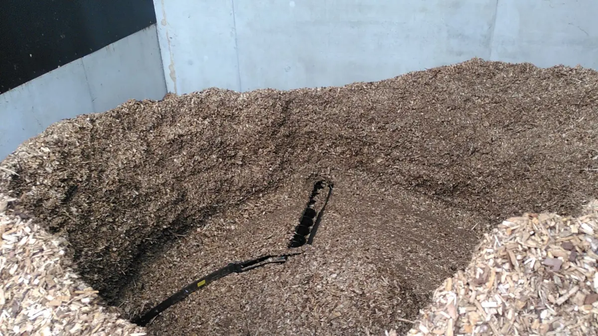 Nachschub für die Heizung: In der Anlage werden derzeit nur Holzhackschnitzel verfeuert, im Frühjahr wird diese Energiequelle mit Solarthermie-Modulen ergänzt.
