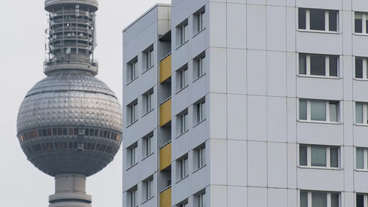 Hinter einem Mietshaus steht der Fernsehturm. In Berlin bleibt die Vergesellschaftung großer Wohnungsunternehmen auch 2024 ein Thema. (zu dpa „Gaebler will Gutachten zur Vergesellschaftung nicht abwarten»)
