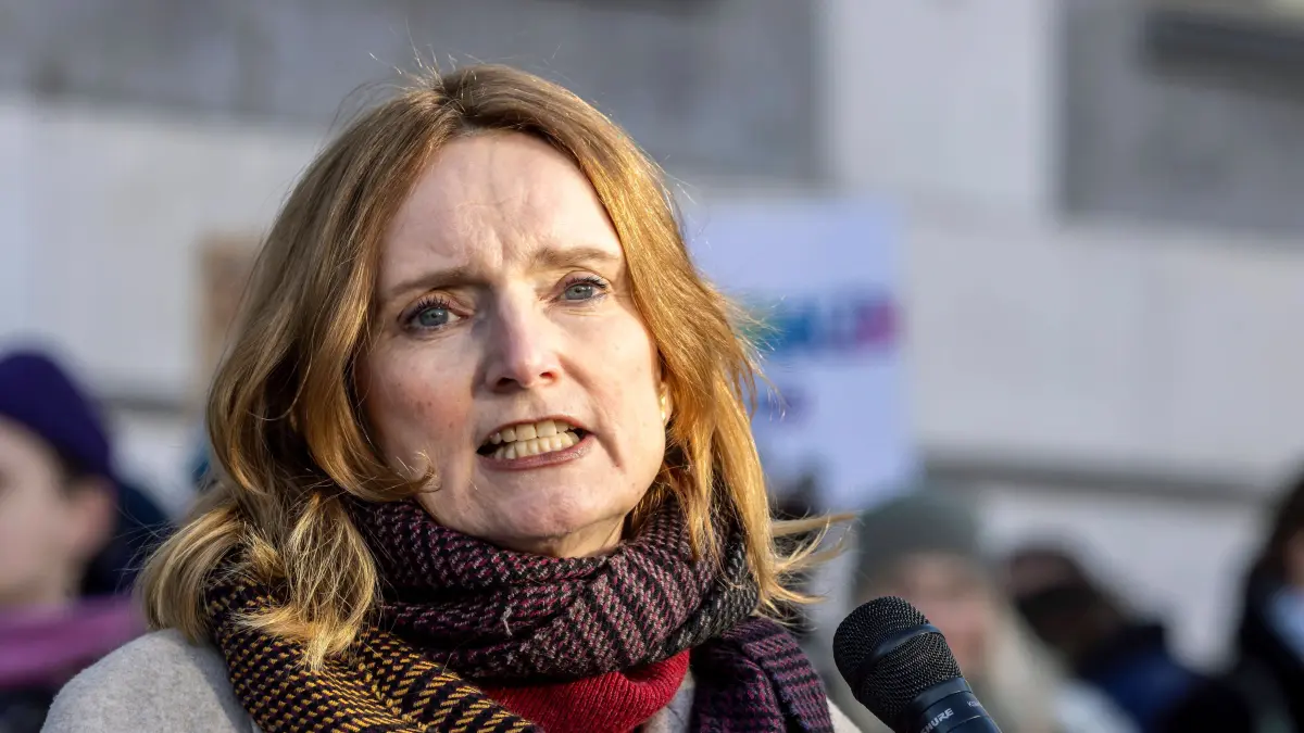 Erneut Großdemo in Stuttgart gegen den Rechtsruck in Deutschland. Isabel Fezer, Schulbürgermeisterin der Stadt der Stadt Stuttgart. Am Marktplatz haben sich am Sonntag mehrere Tausend Menschen versammelt. Das Motto: Stuttgart hält zusammen. Organisiert hat die Kundgebung die Jüdische Studierendenunion mit breiter Unterstützung aus Kultur, Kirchen, Sport und den demokratischen Parteien. // 21.01.2024: Stuttgart, Baden-Württemberg, Deutschland. *** Another major demonstration in Stuttgart against the shift to the right in Germany Isabel Fezer, Mayor of the City of Stuttgart Several thousand people gathered on the market square on Sunday The motto Stuttgart sticks together The rally was organized by the Jewish Student Union