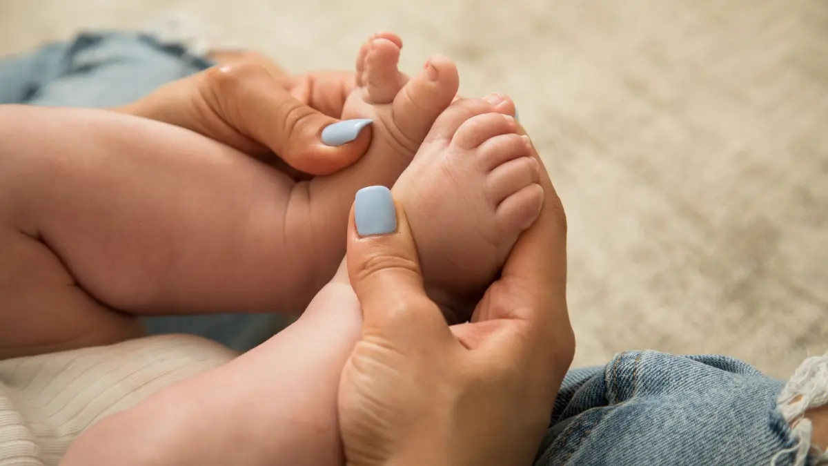 Familienglück überwindet rechtliche Hürden: Stiefkindadoption trotz Leihmutterschaft.