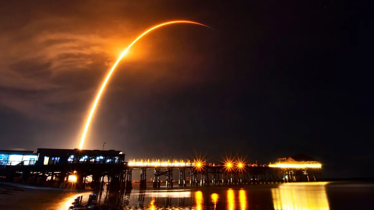Starlink ist ein satellitengestützter Internet–Dienstleister, der speziell im Ukraine–Krieg von enormer Bedeutung für die Kommunikation ist. Hier fliegt eine SpaceX Falcon 9 Rakete mit Starlink–Satelliten an Bord ins All, von Cocoa Beach, Florida, aus gesehen, nach dem Start vom Launch Complex 40 am Cape Canaveral Space Force Station, Florida. (zu dpa: „Kiew: Starlink–Schmuggel für Russland läuft über arabische Länder»)