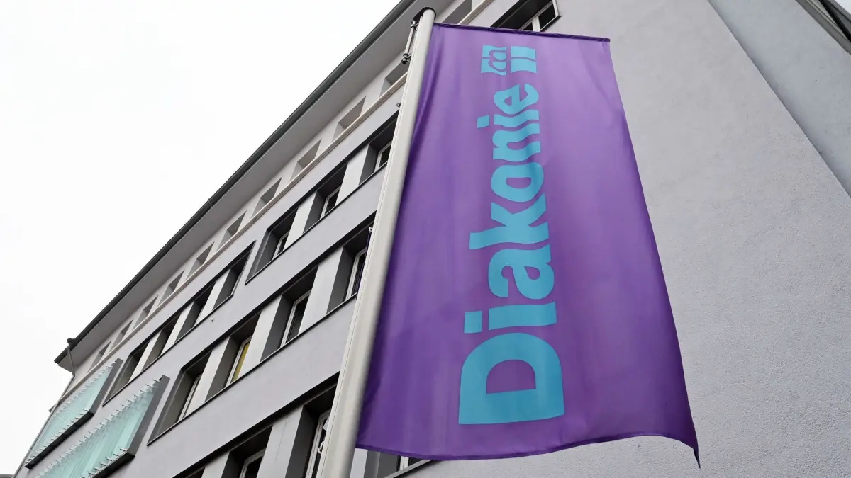 Eine Fahne der Diakonie, aufgenommen vor einem Haus der Diakonie. (zu dpa: „Diakonie fordert mehr staatliche Unterstützung»)