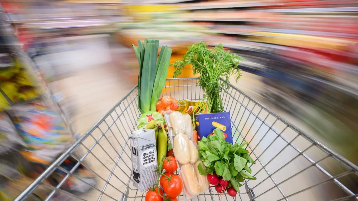ILLUSTRATION — Ein mit Lebensmittel gefüllter Einkaufswagen wird durch einen Supermarkt geschoben (gestellte Szene, Aufnahme mit langer Verschlusszeit). Für eine gesunde und nachhaltige Ernährung betont die Deutsche Gesellschaft für Ernährung (DGE) in ihren neuen lebensmittelbezogenen Empfehlungen und im DGE–Ernährungskreis die pflanzlichen Lebensmittel stärker. (zu dpa: „Neue Ernährungsempfehlungen: mehr Hülsenfrüchte und weniger Fleisch»)