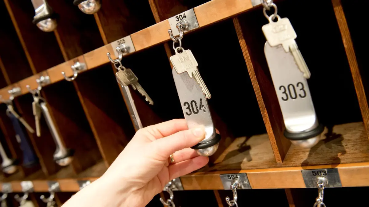 Zimmerschlüssel hängen in einem Hotel an einem Brett an der Hotelrezeption. Im Januar verzeichneten bayerische Unterkünfte laut Landesamt für Statistik mehr Übernachtungen als im Vorjahresmonat. (zu dpa: „Mehr Gäste in Bayerns Hotelbetten»)