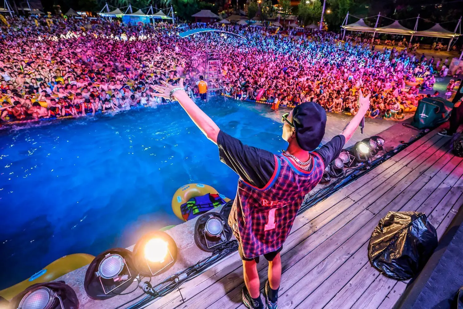 Wilde Pool-Party im chinesischen Wuhan am vergangenen Wochenende. Mindestabstand, Maskenpflicht? Am Ausgangspunkt der Pandemie scheinen sich die Menschen nicht mehr an das Coronavirus erinnern zu wollen.
