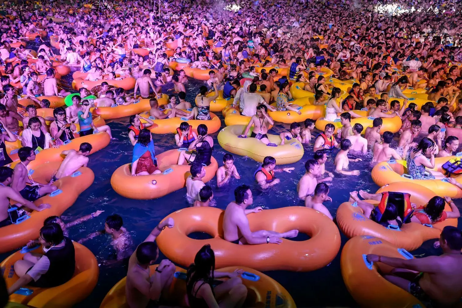 Wilde Pool-Party im chinesischen Wuhan am vergangenen Wochenende. Mindestabstand, Maskenpflicht? Am Ausgangspunkt der Pandemie scheinen sich die Menschen nicht mehr an das Coronavirus erinnern zu wollen.