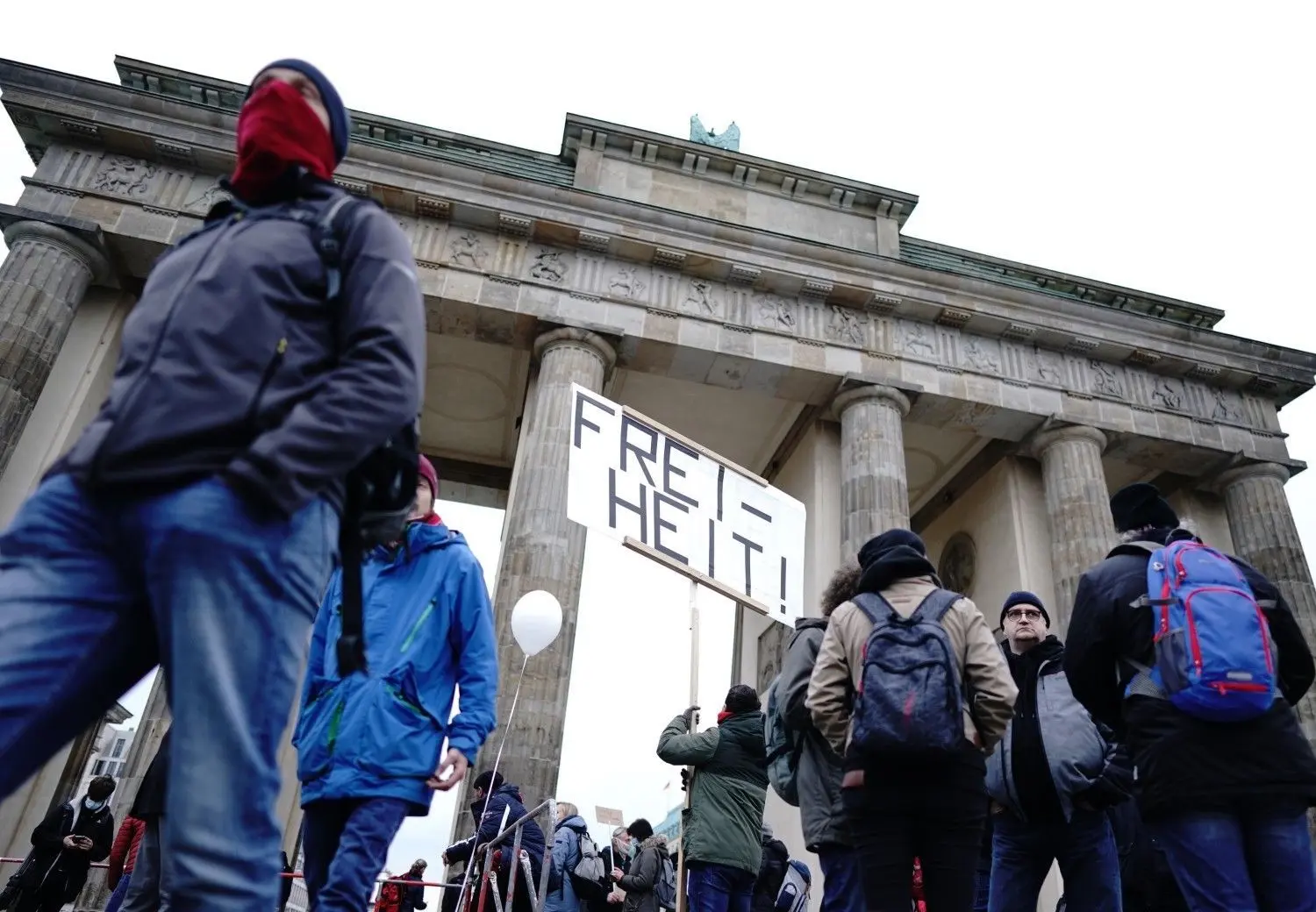 Mehrere Hundert Demonstranten protestieren bereits am frühem Mittwochvormittag am Brandenburger Tor in Berlin gegen die dritte Auflage des Infektionsschutzgesetzes.