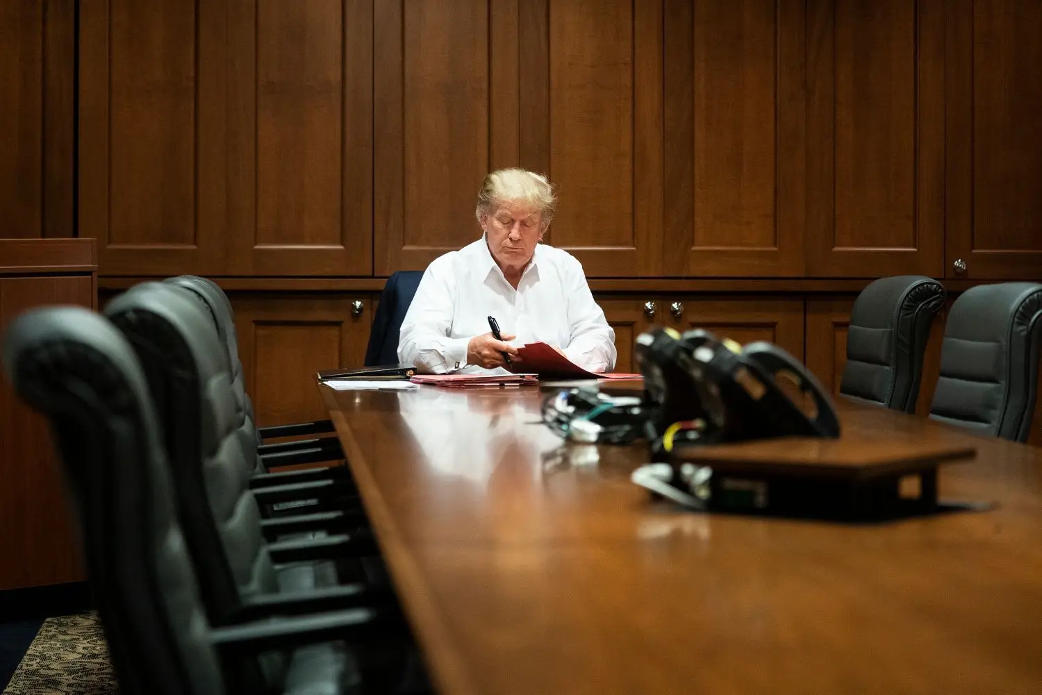 Donald Trump, Präsident der USA, arbeitet in einem Konferenzraum des Militärkrankenhauses Walter Reed in Bethesda.
