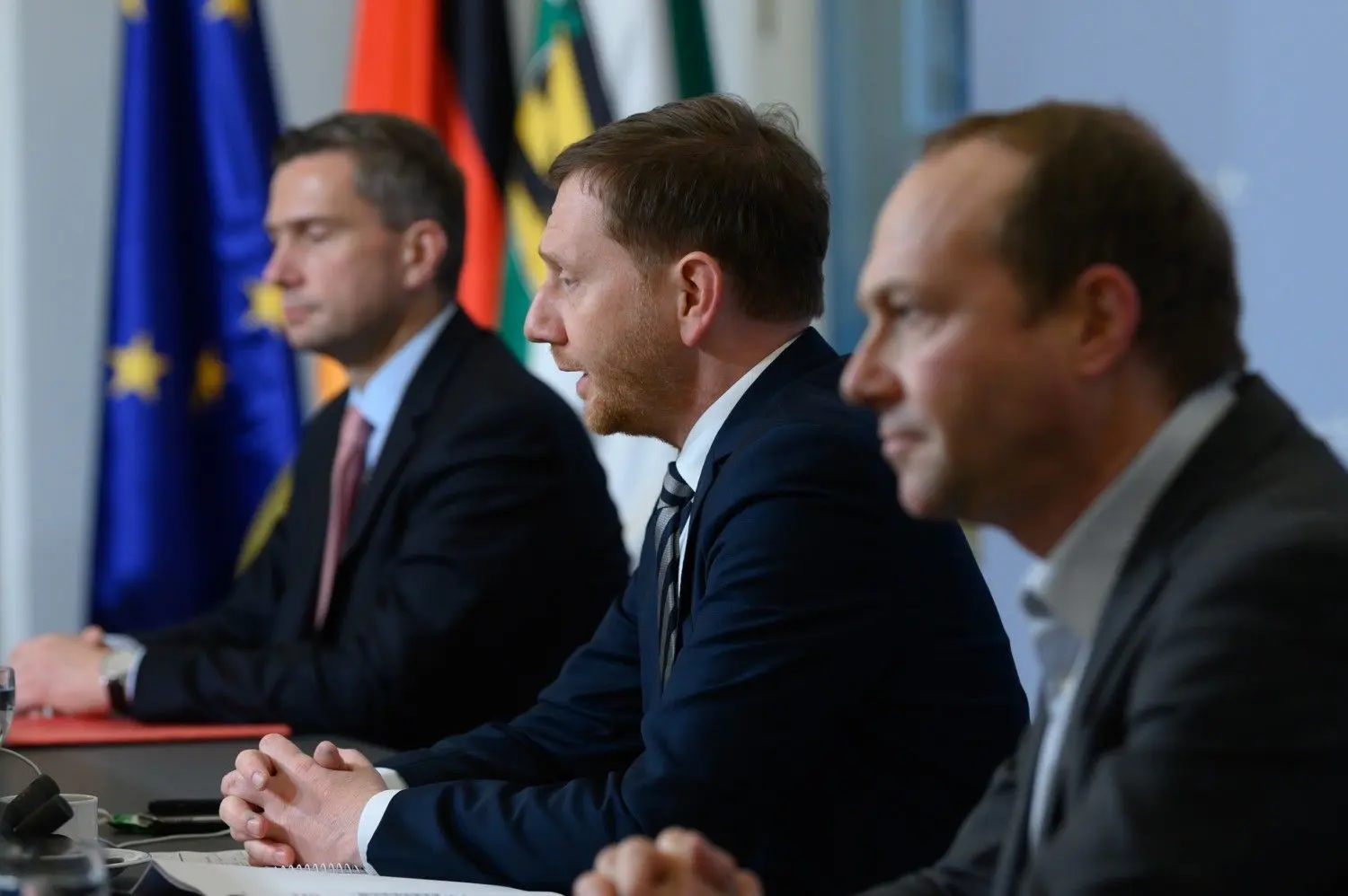 Auf einer Pressekonferenz erläuterte Sachsens Ministerpräsident Kretschmer (Mitte) am Dienstag den strikten Lockdown für sein Bundesland.