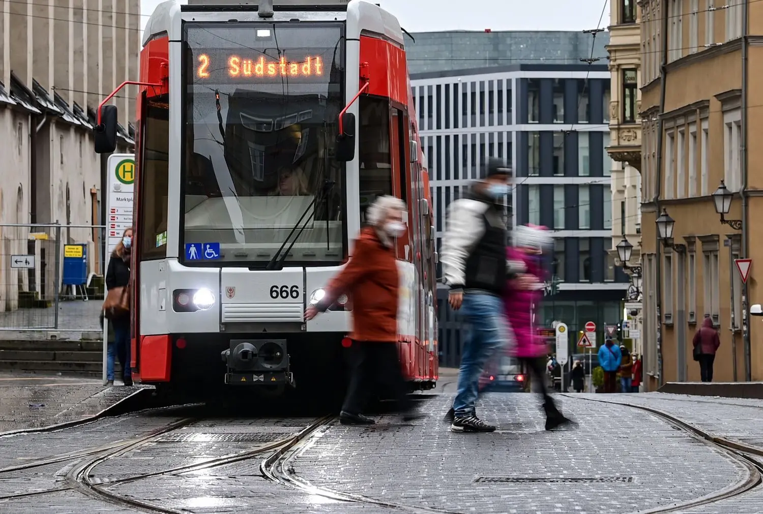In öffentlichen Verkehrsmitteln und Geschäften müssen künftig sogenannte OP-Masken getragen werden.