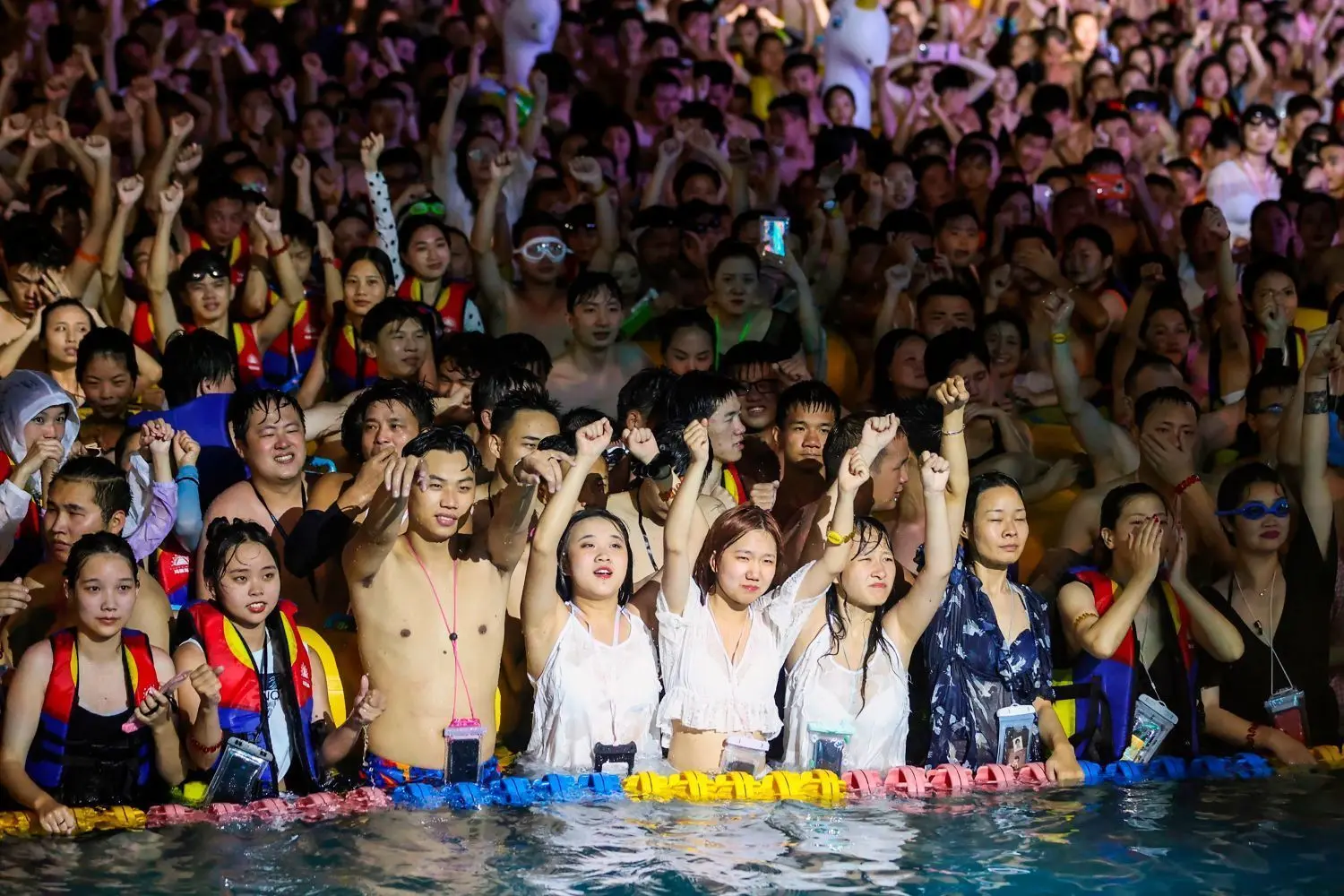 Wilde Pool-Party im chinesischen Wuhan am vergangenen Wochenende. Mindestabstand, Maskenpflicht? Am Ausgangspunkt der Pandemie scheinen sich die Menschen nicht mehr an das Coronavirus erinnern zu wollen.