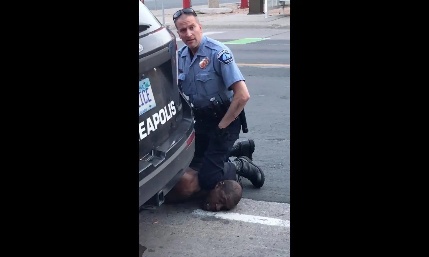 Der Polizist Derek Chauvin kniet auf dem Hals von Gerorge Perry Floyd, der keine Luft mehr bekommt.⇥