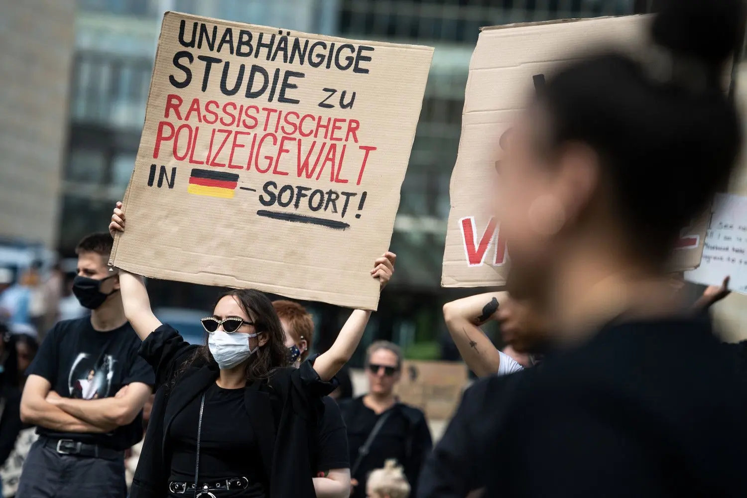 Die Debatte um Polizeigewalt ist neu entfacht, nachdem mehrere Videos mit anscheinenden Gewalttaten aufgetaucht sind.