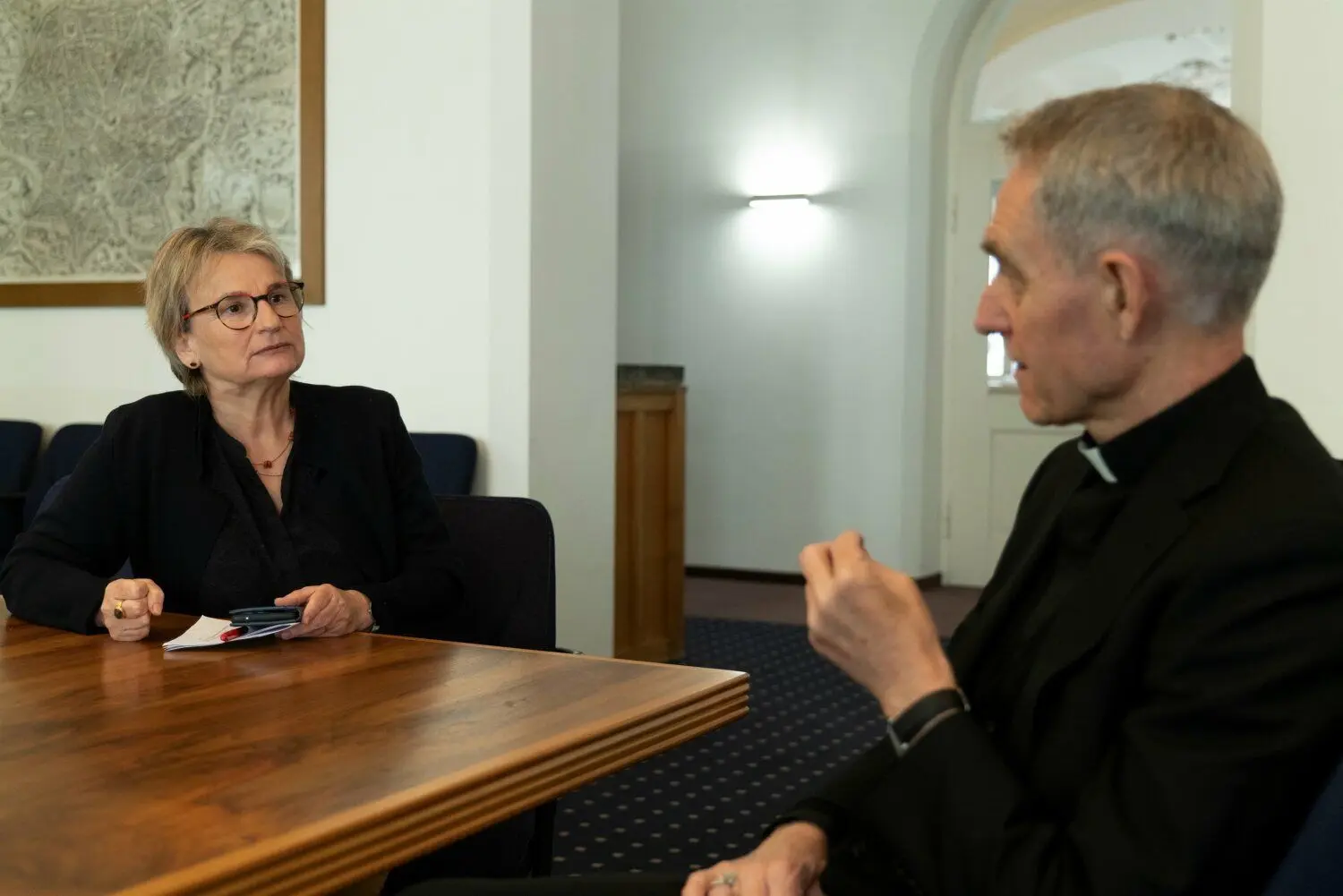 Erzbischof Georg Gänswein beim Gespräch mit Elisabeth Zoll.