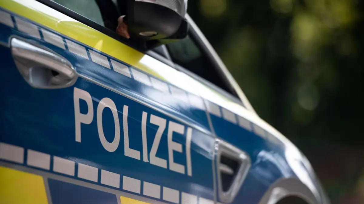Die Polizei war nach dem Unfall in Glienicke vor Ort. Ein kleiner Junge war am Dienstag an einer Kreuzung mit seinem Fahrrad gegen ein wartendes Auto geprallt.
ARCHIV - 17.09.2020, Nordrhein-Westfalen, Oberhausen: Der Schriftzug «Polizei» steht auf einem Polizeiwagen. Ein 20 Jahre alter Sportwagenfahrer hat sich in Essen ein Rennen mit einer Streife geliefert. Der Essener hatte das Auto für seinen Geburtstag angemietet, wie die Polizei am Sonntagmorgen, 21. März 2021 mitteilte. (Zu dpa «20-Jähriger fordert Polizeiauto in Essen zum Rennen auf») Foto: Fabian Strauch/dpa +++ dpa-Bildfunk +++