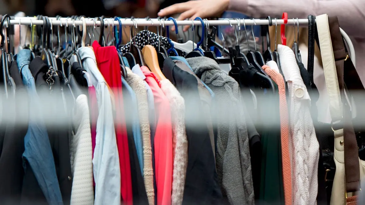 Entspannung für den Einzelhandel: Die Aussetzen der Bundesnotbremse verspricht auch beim Einkaufen Lockerungen. (Symbolbild)
ARCHIV - So besser nicht: Auch auf dem Flohmarkt sollten die Sachen auf einer Kleiderstange gut sortiert sein, damit sie ihre Abnehmer finden. Foto: Monika Skolimowska/dpa/dpa-mag - Honorarfrei nur für Bezieher des Dienstes dpa-Magazin +++ dpa-Magazin +++