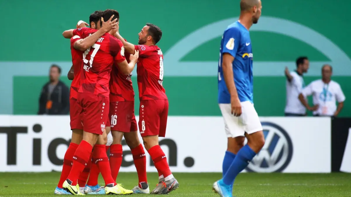 Stuttgarts Spieler bejubeln ihren Treffer zum 1:0. Mit dem Sieg gegen Rostock beenden die Schwaben einen Pokal-Fluch.
12.08.2019, Mecklenburg-Vorpommern, Rostock: Fußball: DFB-Pokal, 1. Runde, Hansa Rostock - VfB Stuttgart im Ostseestadion. Stuttgarts Spieler bejubeln ihren Treffer zum 1:0. Foto: Danny Gohlke/dpa - WICHTIGER HINWEIS: Gemäß den Vorgaben der DFL Deutsche Fußball Liga bzw. des DFB Deutscher Fußball-Bund ist es untersagt, in dem Stadion und/oder vom Spiel angefertigte Fotoaufnahmen in Form von Sequenzbildern und/oder videoähnlichen Fotostrecken zu verwerten bzw. verwerten zu lassen. +++ dpa-Bildfunk +++