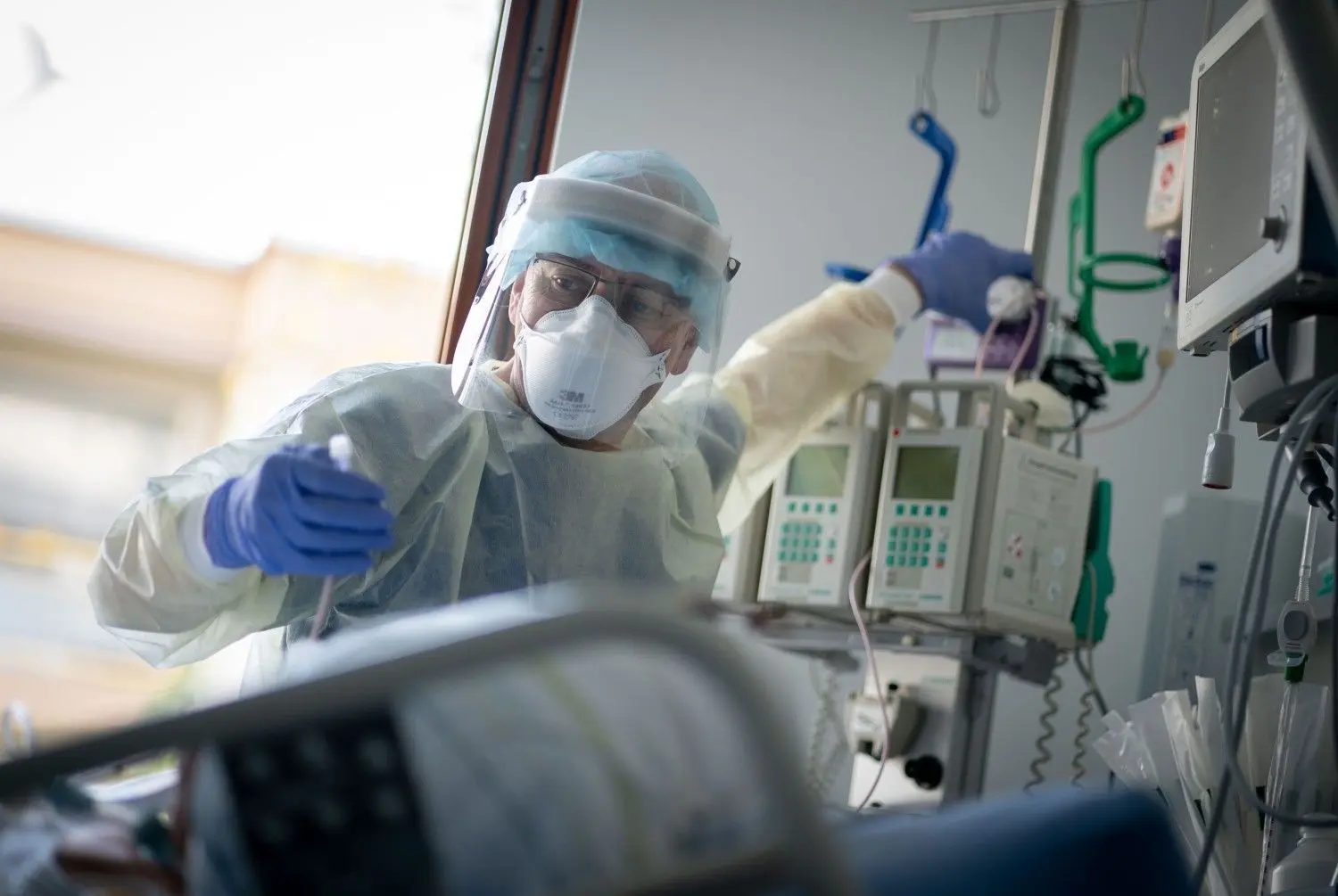 Ein Intensivpfleger auf der Intensivstation des Krankenhauses Bethel Berlin kümmert sich um einen Covid-19-Patienten.⇥