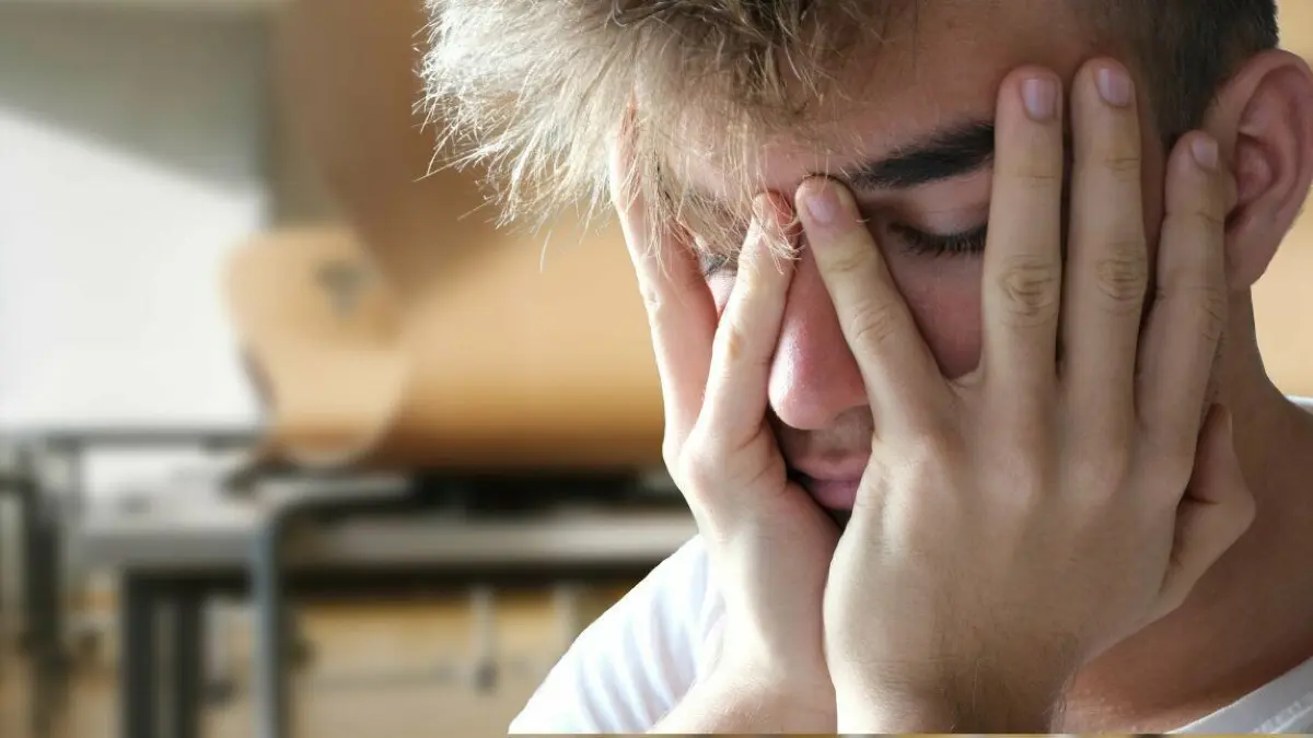 Traurig, ratlos, überfordert? Sind Schülerinnen und Schüler in Krisensituationen, können Schulen nur froh sein, wenn Schulsozialarbeiter einen Zugang zu ihnen haben.
schüler,verzweifelt,depression,angst,teenager,gesicht,hände,junge,schule,schulklasse,bildung,verzweiflung,trauer,traurig,ängstlich,schulstress,stress,psyche,krank,schmerz,traurigkeit,einsamkeit,einsam,wissen