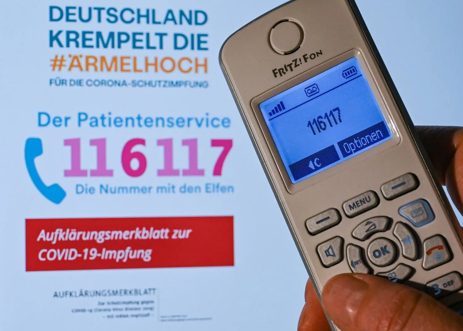 Über die Hotline 116117 können Menschen ohne Internet einen Termin vereinbaren.