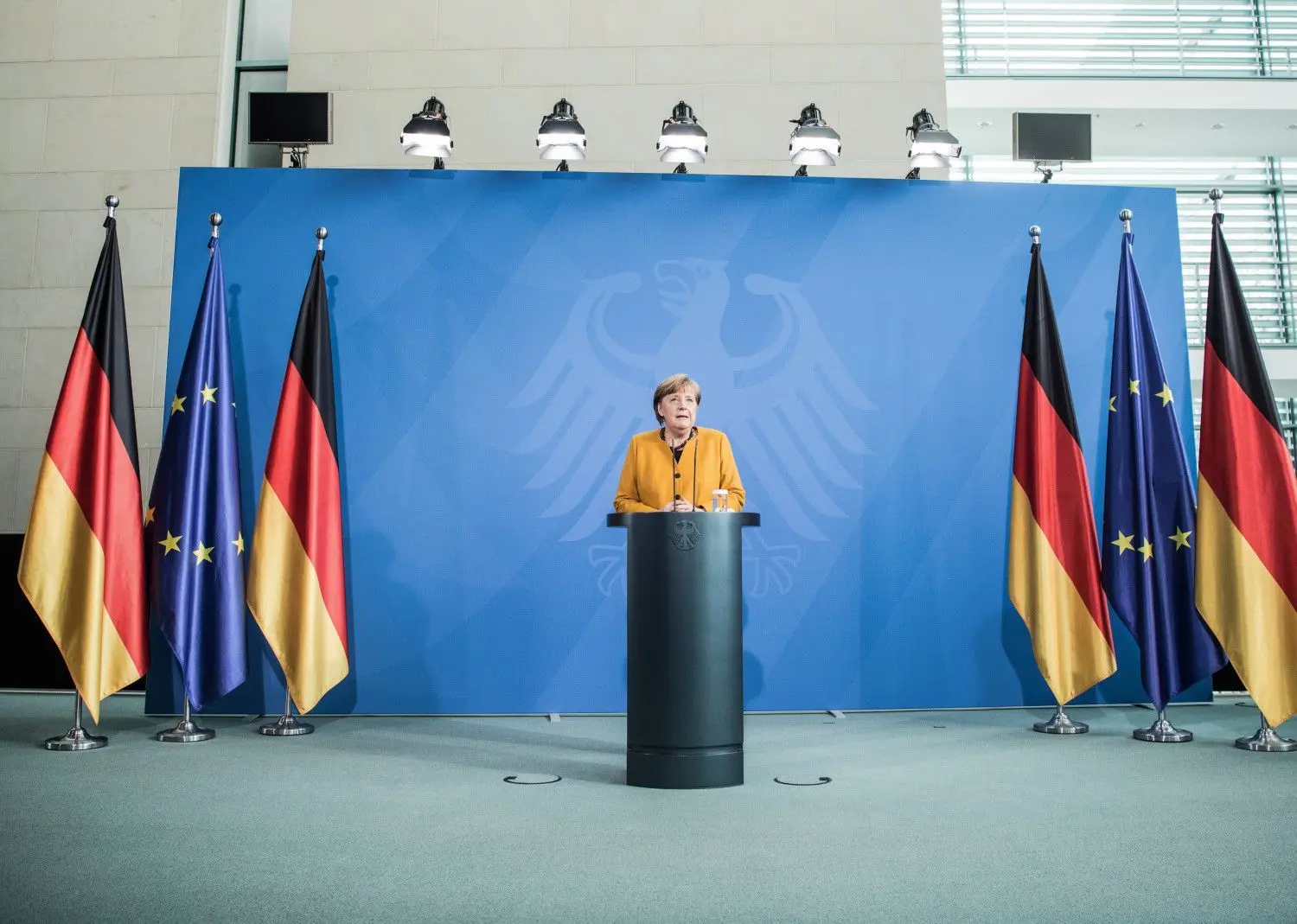 Bundeskanzlerin Angela Merkel (CDU) gibt nach Gesprächen per Videokonferenz mit den Ministerpräsidenten am eine Erklärung ab. Merkel hob eine geplante strikte Osterabschaltung unter massiver Kritik am Pandemiemanagement der Regierung auf.