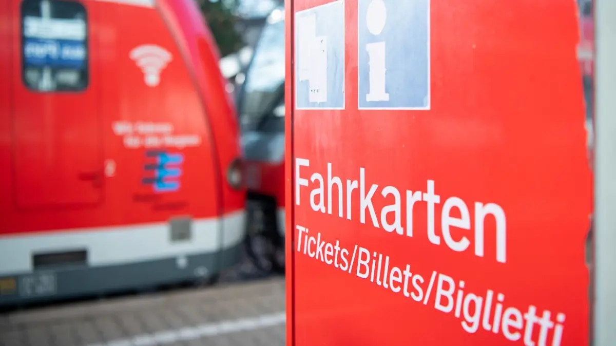 Der VVS hat einen Fahrgastbeirat und eine Göppinger Regionalgruppe des Beirats.
22.11.2018, Baden-Württemberg, Stuttgart: Eine S-Bahn steht hinter einem Fahrkartenautomat. Zum Fahrplanwechsel am 9. Dezember startet der neue Baden-Württemberg-Tarif. Zukünftig werden mit ihm verbundübergreifende Fahrten im Schienenpersonennahverkehr mit nur einem Ticket möglich sein. Foto: Sebastian Gollnow/dpa +++ dpa-Bildfunk +++ | Verwendung weltweit