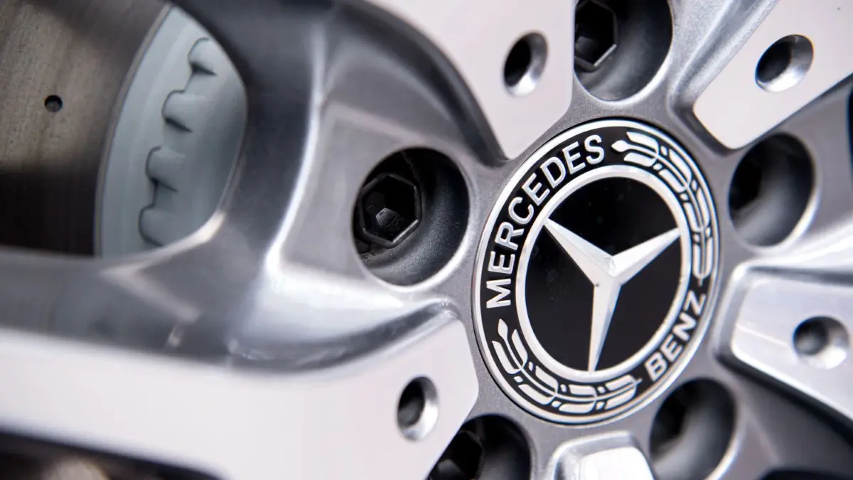 In Dahlwitz-Hoppegarten bekam ein Mercedes-Fahrer die Wut eines Mannes zu spüren.
12.06.2018, Bayern, München: Das Logo von Mercedes Benz ist an einer Felge eines Autos zu sehen. Der Pflichtrückruf für Hunderttausende Diesel von Daimler ist ein weiteres Kapitel im Abgas-Skandal. Jetzt hat sich der Verdacht auf häufig verkaufte Modelle von Mercedes ausgedehnt. Betroffen sind der sportliche Geländewagen GLC 220d und ein Modell der C-Klasse (C 220d). Foto: Sven Hoppe/dpa +++ dpa-Bildfunk +++