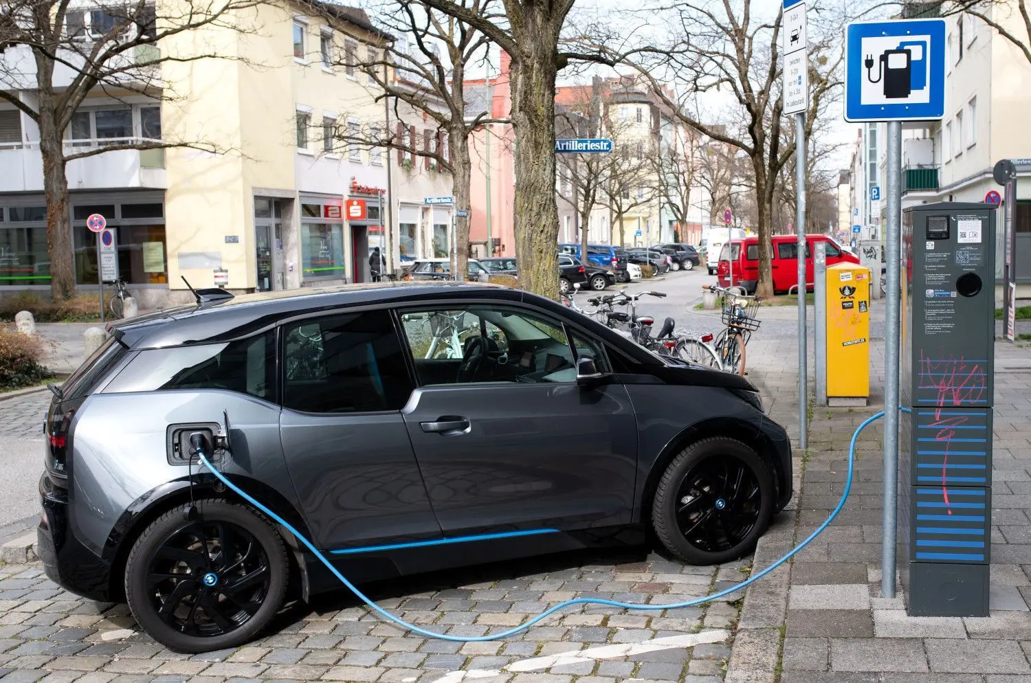 Ein Elektroauto an einer Ladesäule: Experten fordern, beim Ausbau und der Funktionstüchtigkeit endlich Tempo zu machen.⇥