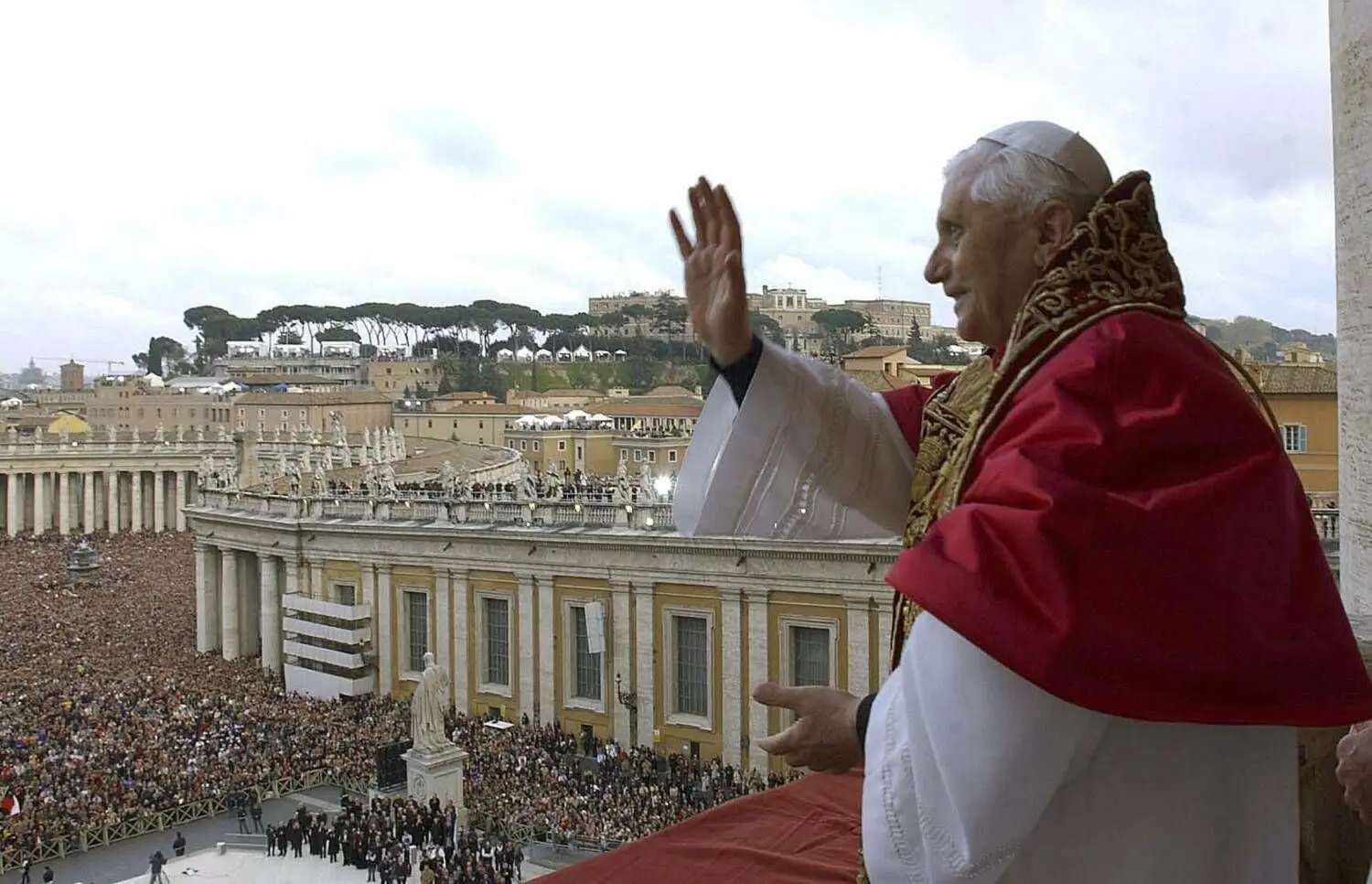 Kardinal Joseph Ratzinger zeigt sich nach seiner Wahl zum Papst Benedikt XVI. den Gläubigen. ⇥