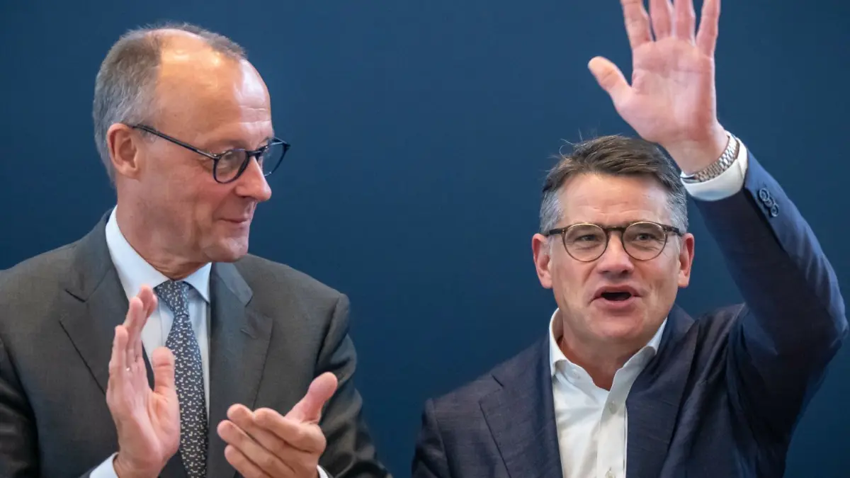 Einer klatscht, einer gewinnt, beide freuen sich: Friedrich Merz, CDU-Bundesvorsitzender und Boris Rhein, CDU-Ministerpräsident, nach den erfolgreichen Wahlen in Hessen.
09.10.2023, Berlin: Boris Rhein (r, CDU), Ministerpräsident von Hessen, steht neben Friedrich Merz, CDU Bundesvorsitzender und Fraktionsvorsitzender der CDU/CSU Fraktion, vor Beginn der Sitzung des CDU Bundesvorstands nach den Landtagswahlen in Bayern und Hessen. Die Union ist aus den Landtagswahlen als stärkste Kraft hervorgegangen. Foto: Michael Kappeler/dpa +++ dpa-Bildfunk +++
