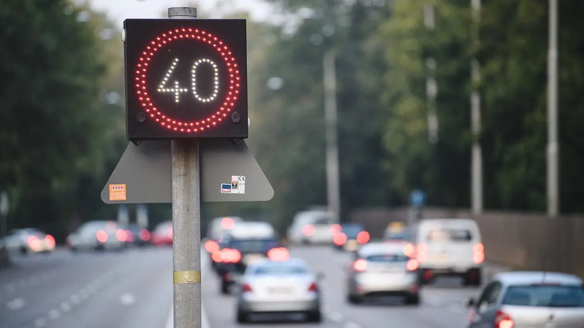 Tempo 40 am Neckartor: Der Verkehrspunkt ist einer der Orte in Stuttgart die am stärksten von Schadstoffen belastet sind.
ARCHIV - 06.09.2018, Baden-Württemberg, Stuttgart: Autos fahren an einem LED-Schild vorbei, das eine Geschwindigkeitsbegrenzung auf 40 km/h anzeigt. An dem umstrittenen Stuttgarter Verkehrsknoten gilt zunächst bis Ende des Jahres Tempo 40. Das Neckartor ist einer der Orte in Stuttgart die am stärksten von Schadstoffen belastet sind. (zu dpa: «Regierungspräsidium plant Tempo 40 in Stuttgarter Innenstadt») Foto: Sebastian Gollnow/dpa +++ dpa-Bildfunk +++