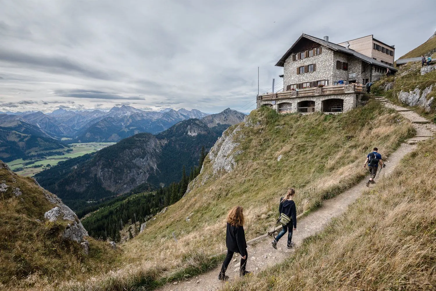 Fernweh: Für Wanderurlaub ist es zu früh, aber Mallorca (Mitte) wirbt um Touristen. Rechts: Fernreisen, zum Beispiel nach Jordanien, sind vielen Deutschen noch zu riskant.