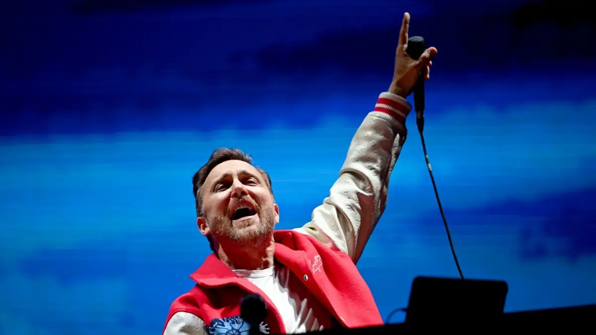 DJ David Guetta steht beim Lollapalooza Festival Berlin auf dem Gelände des Olympiastadions auf der Bühne.
09.09.2023, Berlin: DJ David Guetta steht beim Lollapalooza Festival Berlin auf dem Gelände des Olympiastadions auf der Bühne. Foto: Britta Pedersen/dpa +++ dpa-Bildfunk +++