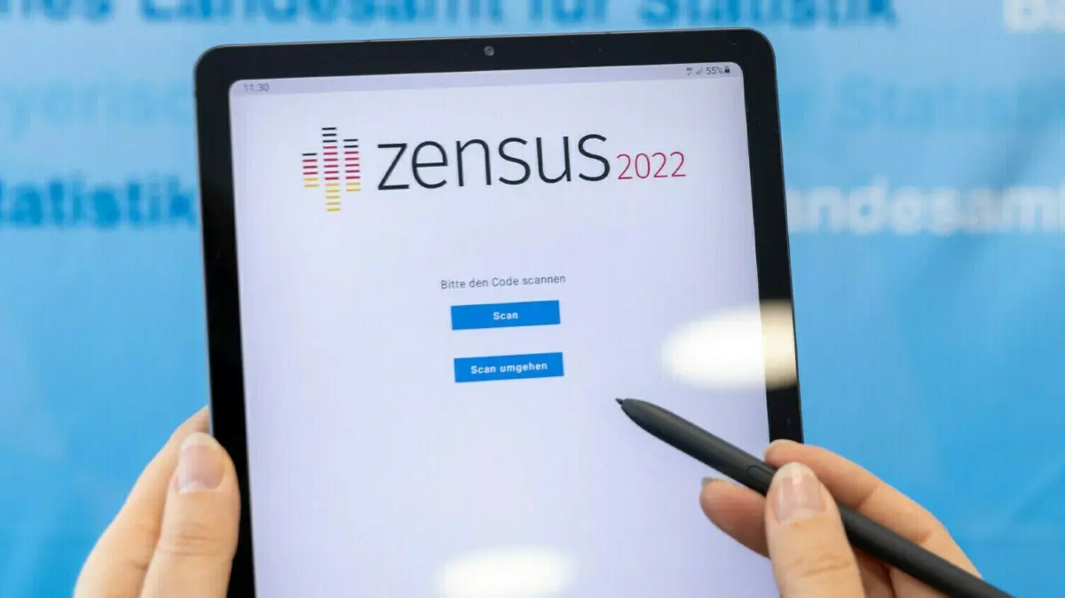 „Zensus 2022“ steht auf einem Tablet, mit dem die sogenannten Erhebungsbeauftragten die Befragungen vor Ort durchführen. Sie besuchen die per Stichprobe ausgewählten und vorher informierten Bürgerinnen und Bürger und erfassen Daten mit einem Fragebogen. Die Interviewer können sich ausweisen.
ARCHIV - 02.05.2022, Bayern, Fürth: "Zensus 2022" steht auf einem Tablet im Bayerischen Landesamt für Statistik, mit dem Erhebungsbeauftragte des Zensus, die Befragungen vor Ort durchführen. Diese besuchen die in der Stichprobe ausgewählten Bürgerinnen und Bürger und erfassen die Daten mit einem Fragebogen (zu dpa «Erste Befragungen für den Zensus 2022»). Foto: Daniel Karmann/dpa +++ dpa-Bildfunk +++